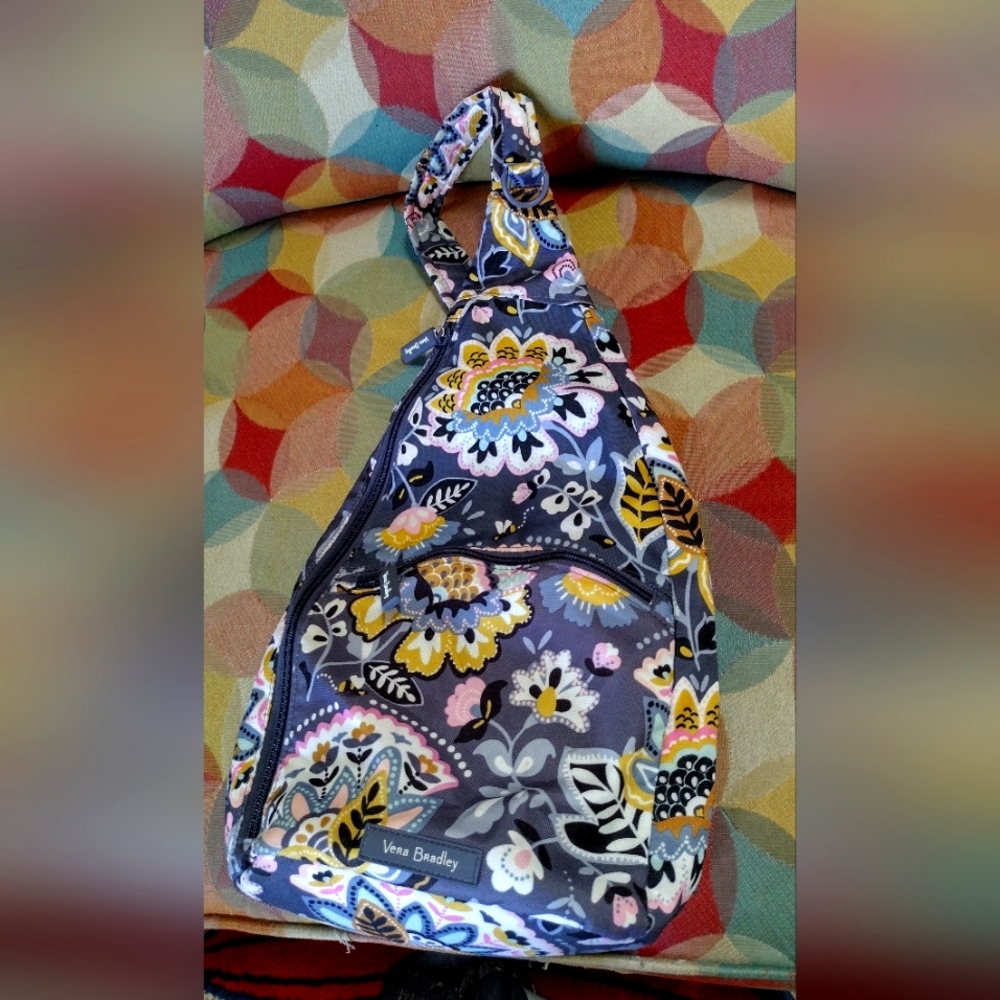 VERA BRADLEY Essential Compact Sling in Signature Cotton Charmont Meadow